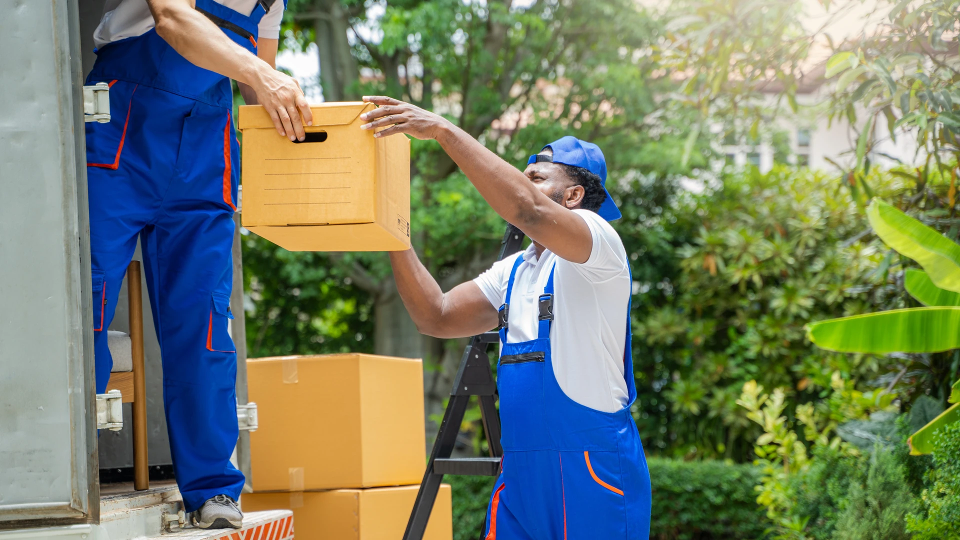 Umzugshelfer entladen Kartons